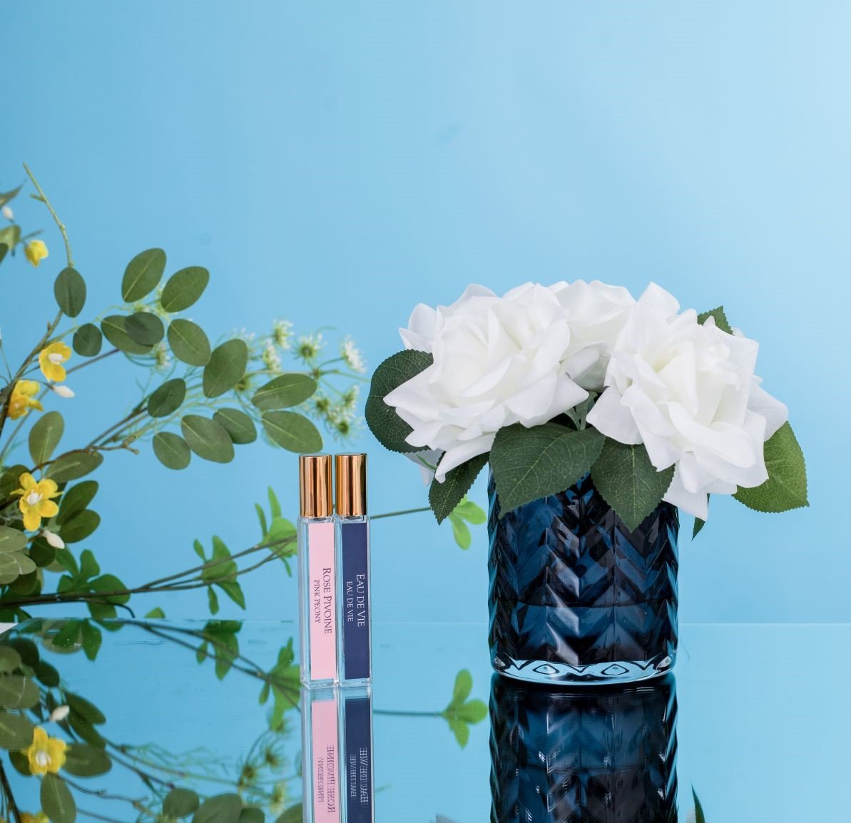 COTE NOIRE Herringbone Flowers - White Roses, Blue